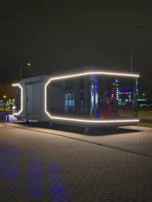 Dom kapsułowy nocą z oświetleniem LED